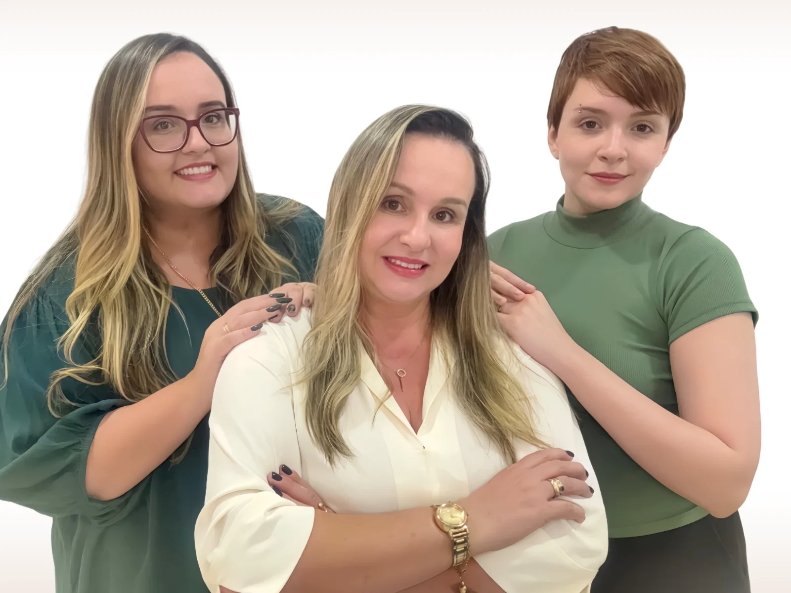 Da esquerda para a direita: Larissa Fernanda de Melo, Gleice Cassillo de Melo e Beatriz Amanda de Melo, profissionais da Clínica Bellare, juntas e sorrindo